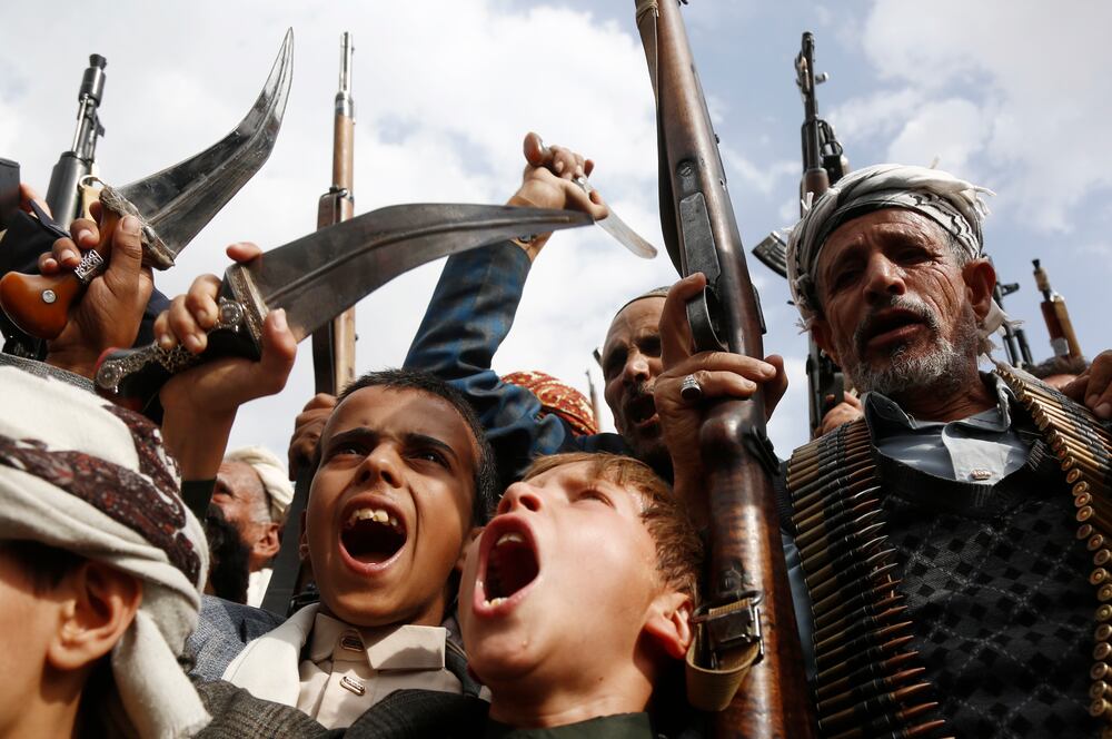 SANA'A, IÊMEN - 20 DE JUNHO: Iemenitas entoam slogans durante uma manifestação contra as guerras de Israel com o Irã e Gaza, em 20 de junho de 2025, em Sana'a, Iêmen. O movimento Houthi, com base no Iêmen, declarou seu apoio total às operações do Irã contra "Israel", conclamando à unidade árabe e islâmica para enfrentar Israel por sua longa guerra e assassinato de pessoas em Gaza, e, por fim, por sua agressão contra a nação islâmica, o Irã. (Foto de Mohammed Hamoud/Getty Images)