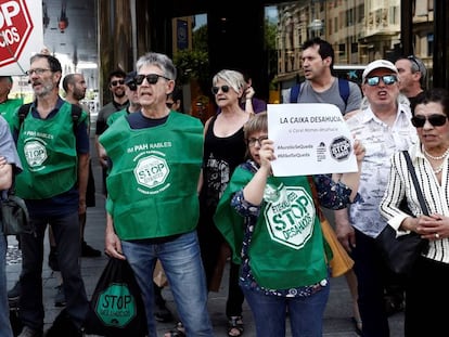 Miembros de la plataforma Stop Desahucios se manifiestan en pasado junio en Pamplona