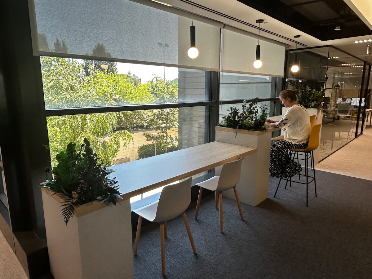 Así son las nuevas oficinas para trabajadores quemados por la IA