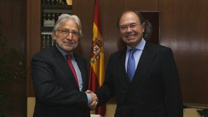 Josep Sánchez Llibre (izquierda) y Pío García Escudero el pasado febrero en el Senado.  