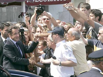 Nicolas Sarkozy saluda al público tras comer en un restaurante en la localidad vascofrancesa de San Juan de Luz.