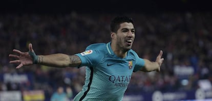 Luis Suárez celebra un gol davant l'Atlètic.