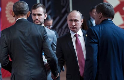 Barack Obama y Vlad&iacute;mir Putin se saludan, este domingo, en Lima (Per&uacute;).