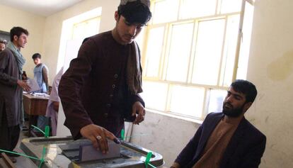 Un afgano vota durante las elecciones parlamentarias, el sábado en Helmand.
 