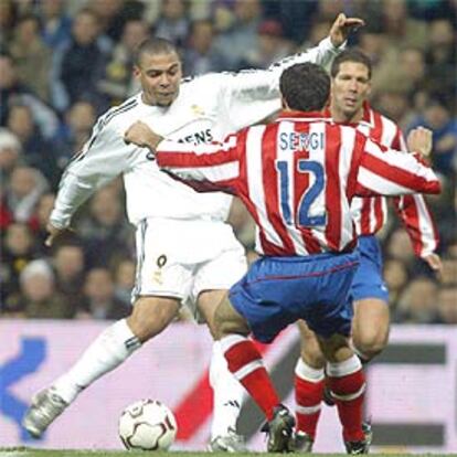 Ronaldo intenta disparar ante la oposición de Sergi y Simeone.