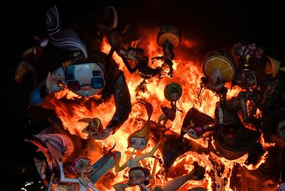 El primer balance que hace el Ayuntamiento es positivo por la ausencia de incidentes y los buenos datos turísticos provisionales, aunque se admite la necesidad de mejoras en limpieza y movilidad. En la fotografía, ninots ardiendo en la cremà de las Fallas de Valencia.