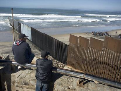 Valla que separa Estados Unidos de M&eacute;xico en la ciudad de Tijuana.