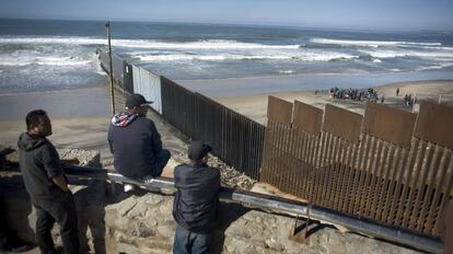 Valla que separa Estados Unidos de M&eacute;xico en la ciudad de Tijuana.