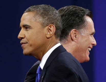Ambos candidatos sonríen tras el debate.