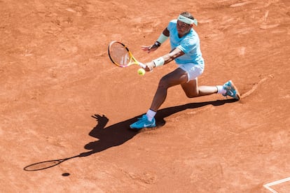 Nadal se desliza durante el partido.