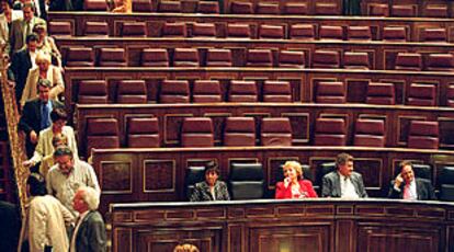 Los diputados de la oposición abandonan el pleno en bloque ante la mirada de cuatro ministros, Birulés, Villalobos, Posada y Lucas.