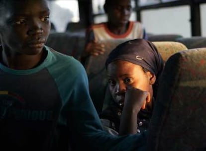 Un grupo de refugiados sudaneses, el domingo, ante el Parlamento de Israel, en Jerusalén.