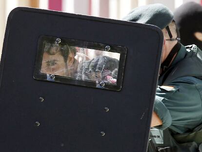 El presunto jefe de Ekin, Eneko Compains, detenido en Aragón, tras ser conducido a Pamplona para realizar el registro de su vivienda.