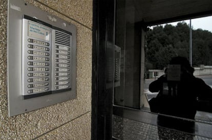 Entrada al inmueble e Valladolid en una de cuyas viviendas la Policía Judicial ha hallado los cadáveres de una mujer y de un hombre.