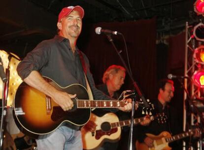 Kevin Costner y su grupo, Modern West, en el preestreno de la película 'Swing Vote', en Los Ángeles el 24 de julio de 2008