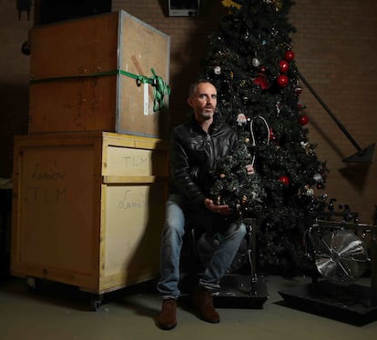 Jean-Christophe Meurisse, fundador de la compañía francesa Chiens de Navarre, entre el decorado de su obra, a punto de ser colocado en los Teatros del Canal.