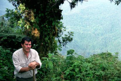 Ignacio Martín, director de la expedición, ante la Caldera de Luba, en Guinea Ecuatorial.