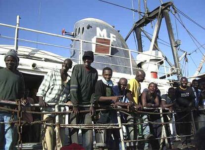 Ya en el Puerto, los inmigrantes han recibido la asistencia médica precisa, alimentos y ropa de abrigo, y posteriormente pasan a disposición de un representante de la Organización Internacional para las Migraciones (OIM) para el reconocimiento de su nacionalidad.