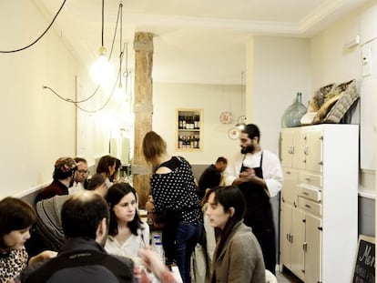 En la cocina de esta sandwichería se elaboran desde los distintos tipos de pan que utilizan en sus bocatas hasta las salsas pasando por el rosbif. “Más que simples rellenos, lo que hace nuestro chef Itamar Taub son auténticos guisos caseros. Solo que, al final, los mete entre dos rebanadas”, explica el propietario del restaurante Raúl Guillén. Este publicista y aficionado al pan casero asegura que Conde Duque es un buen “campo de pruebas” para su negocio. <p>www.crumb.es