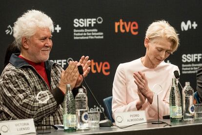 Pedro Almodóvar y Tilda, en un momento de la rueda de prensa.