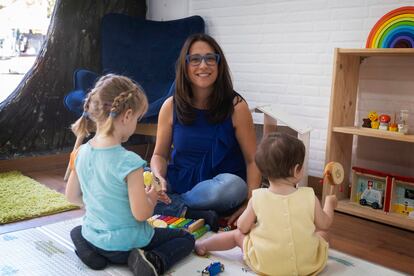 Laura Molero, junto a sus dos hijas en Sevilla, este jueves.