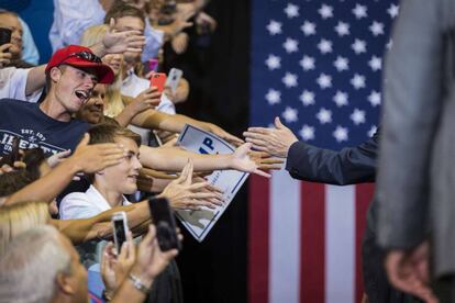 Partidarios de Donald Trum intentando estrechar su mano en una acto celebrado en Jacksonville, Florida, el pasado día 3.