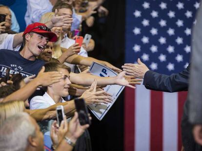 Partidarios de Donald Trum intentando estrechar su mano en una acto celebrado en Jacksonville, Florida, el pasado d&iacute;a 3.