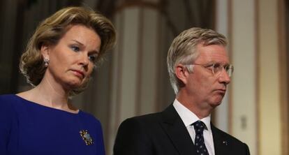 La reina Matilde y el rey Felipe de Bélgica asisten este miércoles a una misa en la Basílica del Martirio de San Juan en Varsovia.