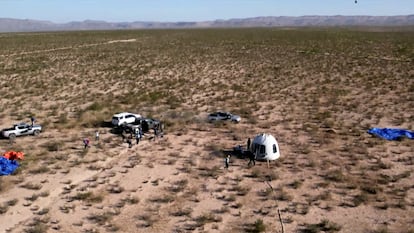 A cápsula que transportou o ator William Shatner de 'Star Trek' e três outros passageiros em um voo suborbital rodeada por pessoal de terra após aterrissar de paraquedas perto de Van Horn, Texas, EUA.