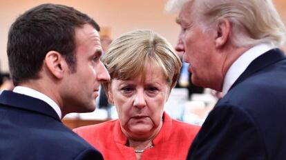 Desde la izquierda, Emmanuel Macron, presidente de Francia, Angela Merkel, canciller alem&aacute;n, y Donald Trump, presidente de EE UU.