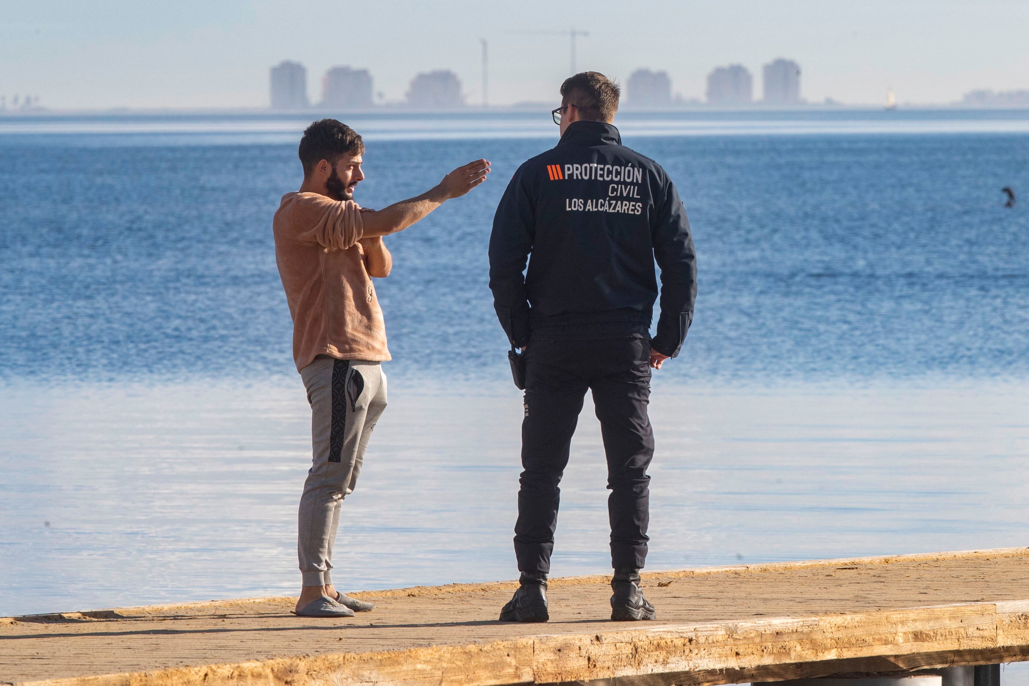 Francisco Javier indica a un voluntario de protección civil por donde buscar a Ivo desaparecido en aguas del Mar Menor el viernes 5 de enero.