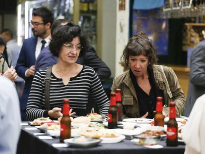 Varias propuestas de la pasada edici&oacute;n de Tapapi&eacute;s en el interior del mercado de San Fernando. 