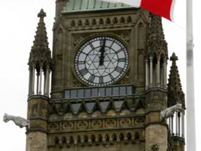 La bandera canadiense ondea enfrente de la Torre de la Paz en Parliament Hill, Ottawa.