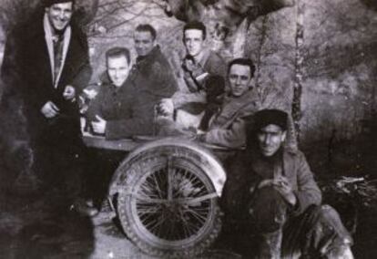 Varios miembros del Saseta, en el frente de batalla en 1937.
