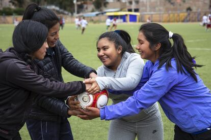 Siempre le gustó el fútbol. Se ha criado con cinco chicos y ellos salían a la calle a dar patadas al balón. Ella miraba. Su abuela no quería que ella se pusiera a jugar con ellos, pero Deysi no entendía por qué. Hasta que un día el grupo de niños necesitó un jugador más y llamaron a Deysi.