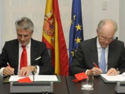 El director General del Banco de Santander, Enrique Garc&iacute;a Candelas, y el presidente de Adif, Gonzalo Ferre Molt&oacute;, en la firma del acuerdo.