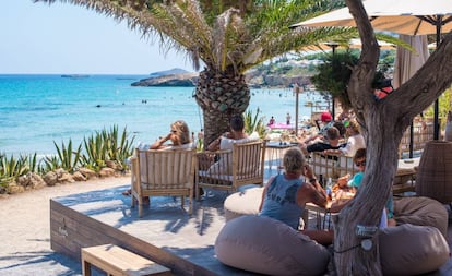 Terraza del restaurante Aiyanna Ibiza, en Santa Eulària des Riu.