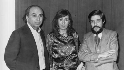 Rafael Montesinos (derecha), con su esposa, la pintora Marisa Calvo, y con el poeta Francisco Brines tras la lectura en la Tertulia Literaria Hispanoamericana en 1979.