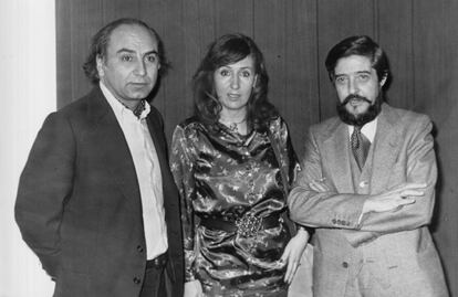 Rafael Montesinos (derecha), con su esposa, la pintora Marisa Calvo, y con el poeta Francisco Brines tras la lectura en la Tertulia Literaria Hispanoamericana en 1979.