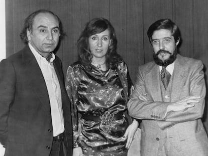 Rafael Montesinos (derecha), con su esposa, la pintora Marisa Calvo, y con el poeta Francisco Brines tras la lectura en la Tertulia Literaria Hispanoamericana en 1979.