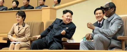 Rodman (derecha) y Kim Jong-un (en medio) asisten al partido de baloncesto disputado entre viejas glorias de la NBA y la selección norcoreana, el pasado miércoles.