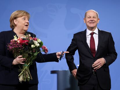 Angela Merkel junto a su sucesor, Olaf Scholz, en Berlín el pasado 8 de diciembre.