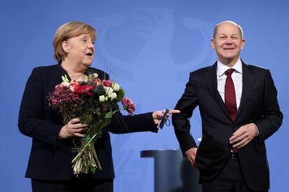 Angela Merkel junto a su sucesor, Olaf Scholz, en Berlín el pasado 8 de diciembre.