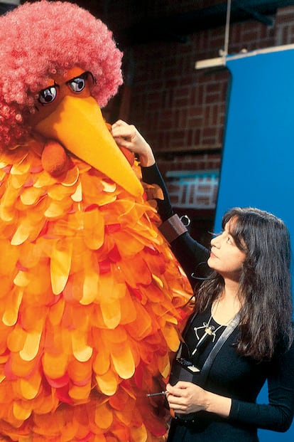 Emma Cohen con la gallina Caponata, su personaje de Barrio Sésamo.