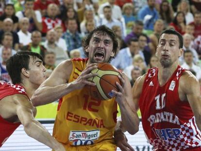 Sergio Llull trata de anotar ante Saric y Ukic.