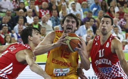 Sergio Llull trata de anotar ante Saric y Ukic.