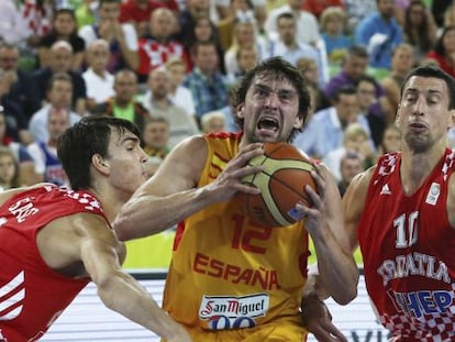 Sergio Llull trata de anotar ante Saric y Ukic.