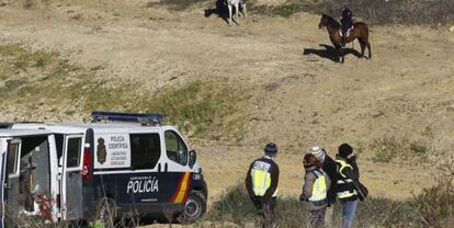 Agentes de la policía, durante el rastreo de este lunes en busca del cuerpo de Marta del Castillo.