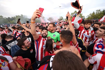Oblak celebra el título de Liga con la afición del Atlético de Madrid.
