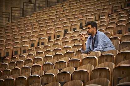 El portugués Tiago Rodrigues, director artístico del Festival de Aviñón, durante un ensayo en el Palacio de los Papas de la ciudad francesa.